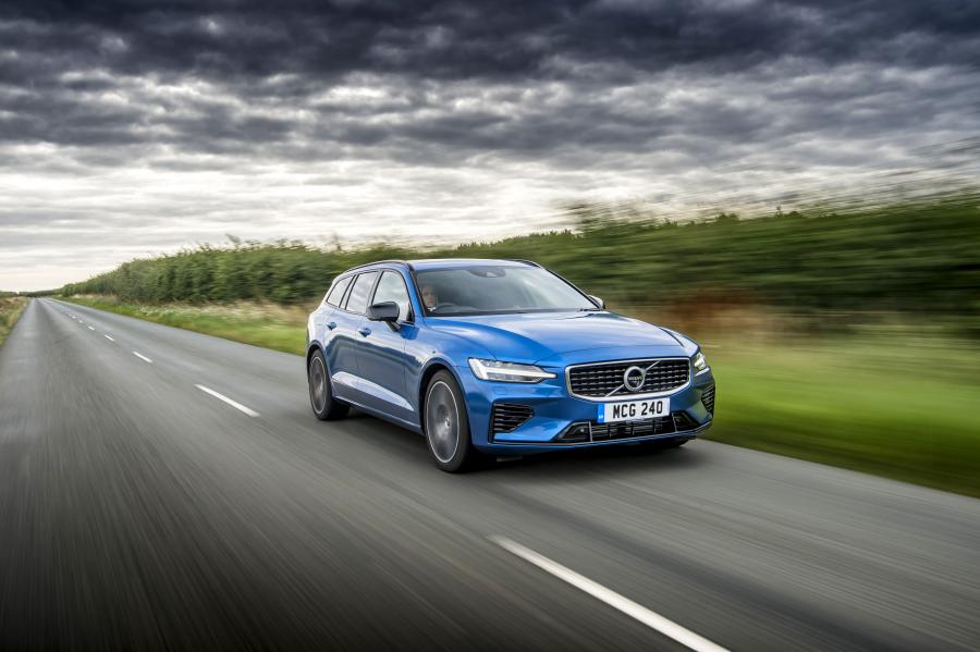  Volvo V60 T8 R-Design 2019 года  (UK) (фото 22 из 32)